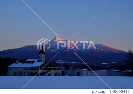 12月夕日で赤く染まる斜里岳 12月夕日で赤く染まる斜里岳 140000432