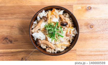 鯛の炊き込みご飯 きのこと大葉を添えた和風炊き込みご飯の写真 鯛の炊き込みご飯 きのこと大葉を添えた和風炊き込みご飯の写真 140000509