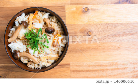 鯛の炊き込みご飯 きのこと大葉を添えた和風炊き込みご飯の写真 鯛の炊き込みご飯 きのこと大葉を添えた和風炊き込みご飯の写真 140000510
