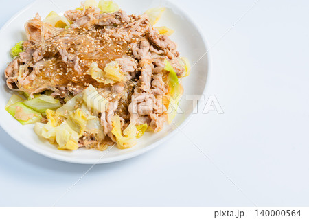 豚肉とキャベツの春雨炒め ごまをかけた和風炒め料理 豚肉とキャベツの春雨炒め ごまをかけた和風炒め料理 140000564