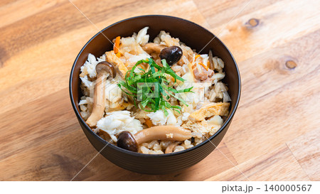 鯛の炊き込みご飯 きのこと大葉を添えた和風炊き込みご飯の写真 140000567