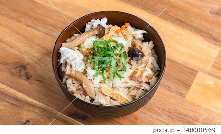 鯛の炊き込みご飯 きのこと大葉を添えた和風炊き込みご飯の写真 鯛の炊き込みご飯 きのこと大葉を添えた和風炊き込みご飯の写真 140000569