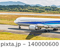 滑走路に向かう大型旅客機のアップ 140000600