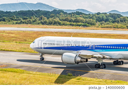 滑走路に向かう大型旅客機のアップ 140000600