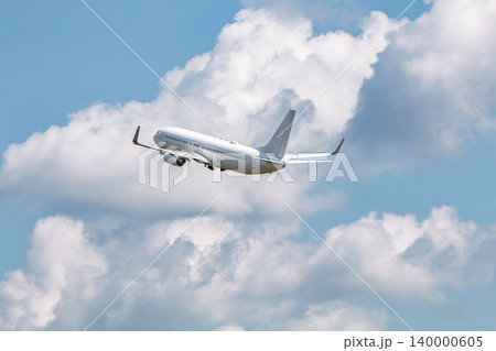 旅客機と青空と雲 140000605