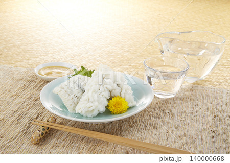 涼しげな皿に盛られた鱧の湯引き_日本料理 140000668
