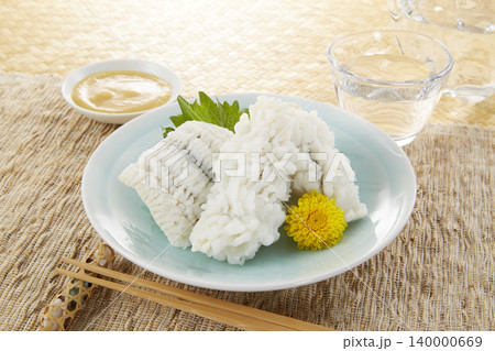 涼しげな皿に盛られた鱧の湯引き_日本料理 140000669