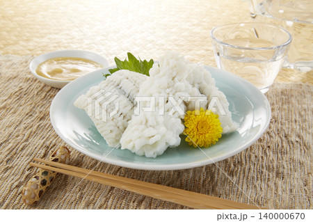 涼しげな皿に盛られた鱧の湯引き_日本料理 涼しげな皿に盛られた鱧の湯引き_日本料理 140000670