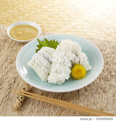 涼しげな皿に盛られた鱧の湯引き_日本料理 涼しげな皿に盛られた鱧の湯引き_日本料理 140000690