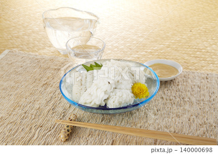涼しげな皿に盛られた鱧の湯引き_日本料理 涼しげな皿に盛られた鱧の湯引き_日本料理 140000698