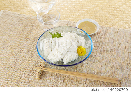 涼しげな皿に盛られた鱧の湯引き_日本料理 140000700