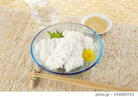 涼しげな皿に盛られた鱧の湯引き_日本料理 涼しげな皿に盛られた鱧の湯引き_日本料理 140000701
