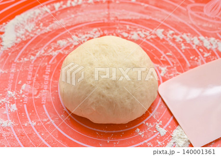 パン作り　一次発酵後の白パン生地 140001361