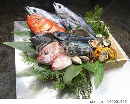 高知県産の鮮魚と貝類を盛り合わせた豪華な海鮮セット 高知県産の鮮魚と貝類を盛り合わせた豪華な海鮮セット 140001436