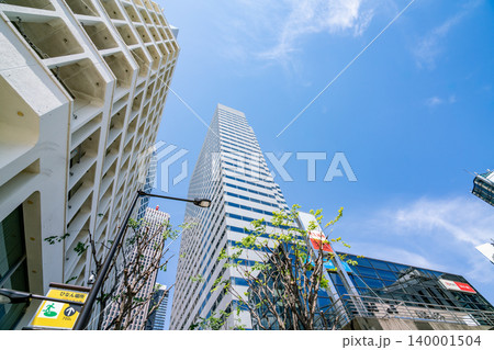 《東京都》日本の都市景観 よく晴れた春の新宿の高層ビル群（令和8年5月） 140001504