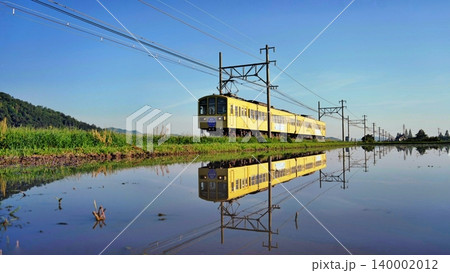 水田の水鏡に映る近江鉄道 140002012