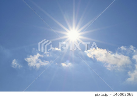 青空と太陽 直射日光 フリースペースイメージ 青空と太陽 直射日光 フリースペースイメージ 140002069