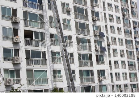 This is an apartment moving with a ladder truck. This is an apartment moving with a ladder truck. 140002189