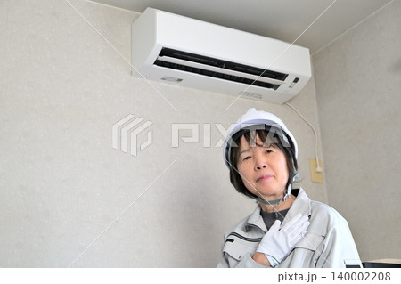エアコンの点検をする女性作業員イメージ 140002208
