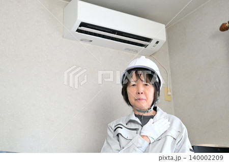 エアコンの点検をする女性作業員イメージ エアコンの点検をする女性作業員イメージ 140002209