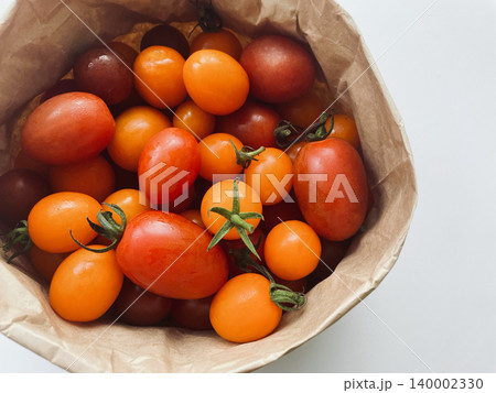 紙袋に入ったカラフルなミニトマト マルシェ風のナチュラルな野菜素材 紙袋に入ったカラフルなミニトマト マルシェ風のナチュラルな野菜素材 140002330
