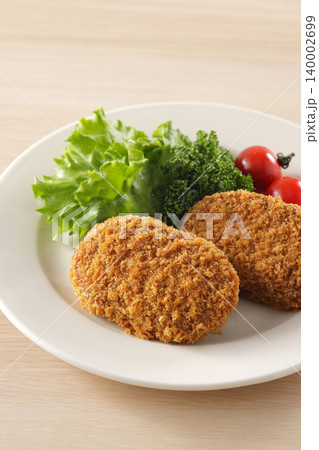 サクサクした美味しそうな牛肉コロッケ 140002699