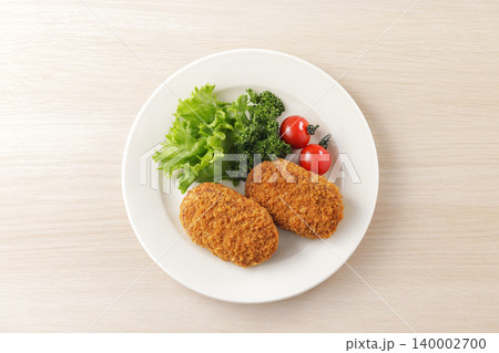 サクサクした美味しそうな牛肉コロッケ 140002700