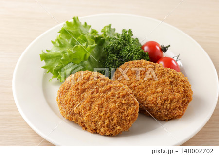 サクサクした美味しそうな牛肉コロッケ 140002702