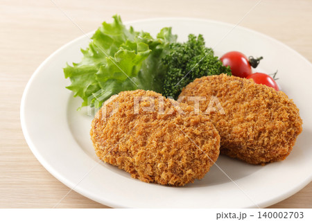 サクサクした美味しそうな牛肉コロッケ 140002703