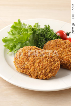 サクサクした美味しそうな牛肉コロッケ サクサクした美味しそうな牛肉コロッケ 140002704