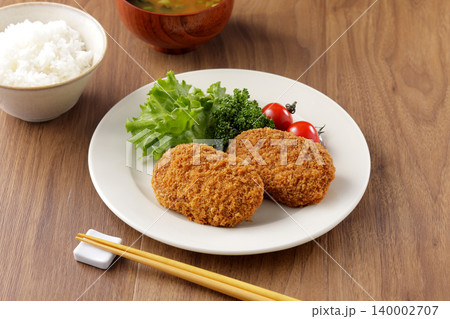サクサクした美味しそうな牛肉コロッケ サクサクした美味しそうな牛肉コロッケ 140002707