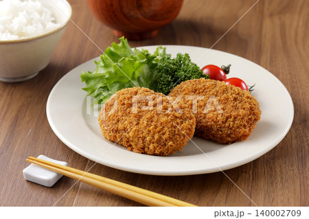 サクサクした美味しそうな牛肉コロッケ 140002709