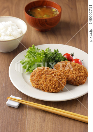 サクサクした美味しそうな牛肉コロッケ 140002711