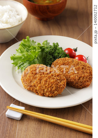 サクサクした美味しそうな牛肉コロッケ 140002712