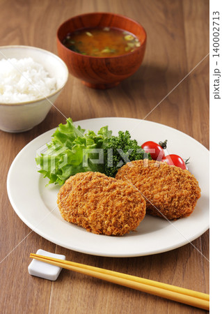 サクサクした美味しそうな牛肉コロッケ 140002713