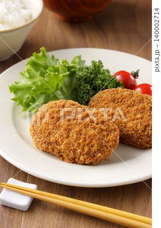 サクサクした美味しそうな牛肉コロッケ サクサクした美味しそうな牛肉コロッケ 140002714