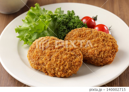 サクサクした美味しそうな牛肉コロッケ 140002715