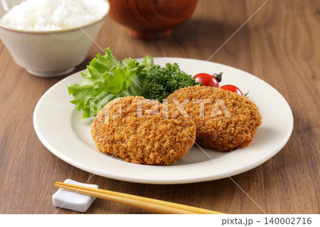 サクサクした美味しそうな牛肉コロッケ 140002716