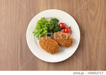 サクサクした美味しそうな牛肉コロッケ サクサクした美味しそうな牛肉コロッケ 140002717