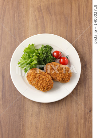 サクサクした美味しそうな牛肉コロッケ 140002719