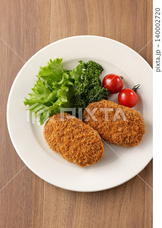 サクサクした美味しそうな牛肉コロッケ 140002720
