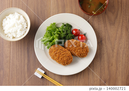 サクサクした美味しそうな牛肉コロッケ 140002721