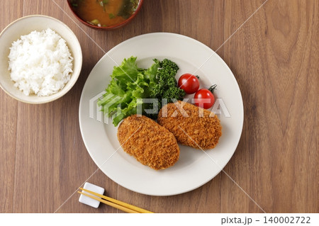 サクサクした美味しそうな牛肉コロッケ サクサクした美味しそうな牛肉コロッケ 140002722