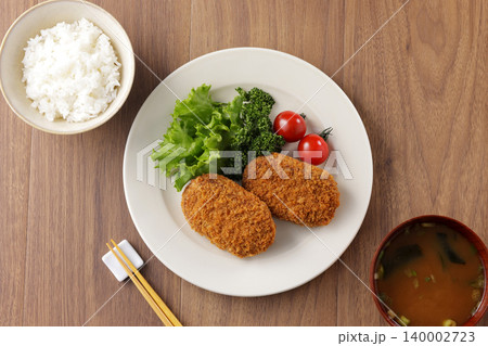 サクサクした美味しそうな牛肉コロッケ 140002723