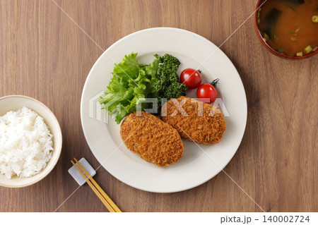 サクサクした美味しそうな牛肉コロッケ 140002724