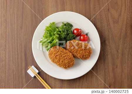 サクサクした美味しそうな牛肉コロッケ 140002725