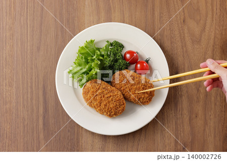 サクサクした美味しそうな牛肉コロッケ 140002726