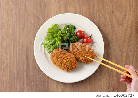 サクサクした美味しそうな牛肉コロッケ 140002727