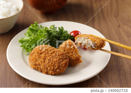 サクサクした美味しそうな牛肉コロッケ サクサクした美味しそうな牛肉コロッケ 140002728