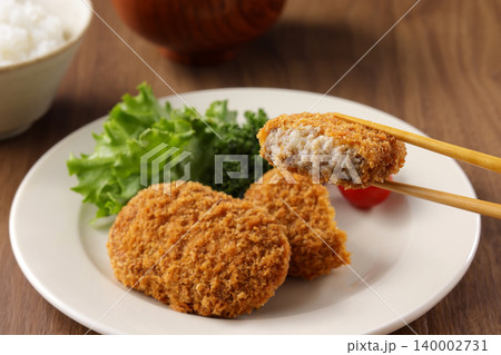 サクサクした美味しそうな牛肉コロッケ 140002731